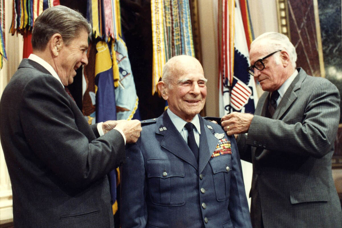 memspotlight_doolittle_getting_fourth_star.jpg